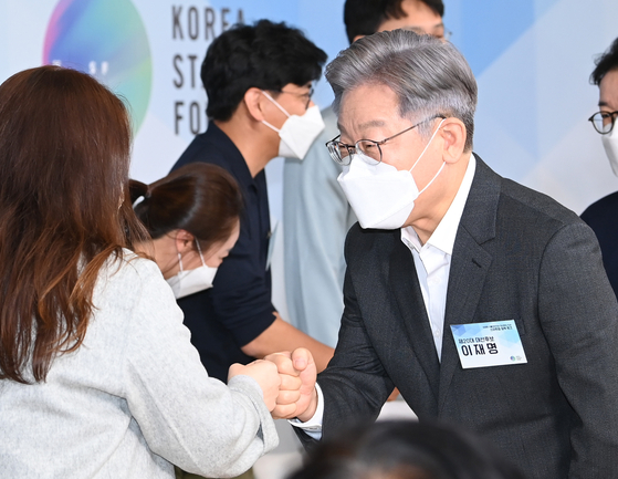 Democratic Party meets with CEOs of local start-ups on Monday during an event organized by the Korea Startup Forum in eastern Seoul. [JOINT PRESS CORPS]