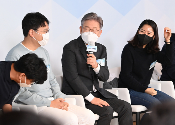 Democratic Party presidential candidate Lee Jae-myung pledged to liberalize the laws governing start-ups during a meet with CEOs of local start-ups on Monday in eastern Seoul. [JOINT PRESS CORPS]