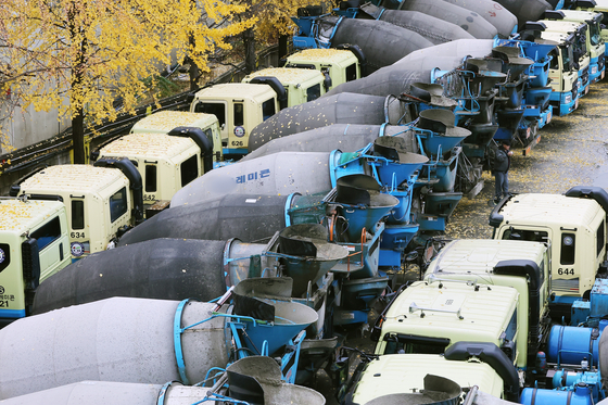 Cement trucks sitting at an empty space of a factory in Anyang, Gyeonggi, as they have been forced out of service due to shortage in diesel exhaust fluid. [NEWS1]
