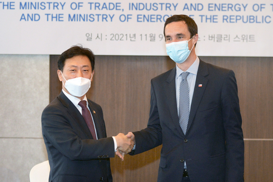 Korea's Vice Industry Minister Park Ki-young poses with Chilean Minister for Energy and Mining Juan Carlos Jobet at Lotte Hotel in Seoul on Tuesday. [MINISTRY OF TRADE, INDUSTRY AND ENERGY]