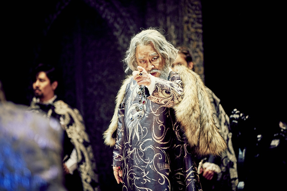 Veteran actor Lee Soon-jae plays Lear in Shakespeare's "King Lear." [GWANAK THEATER COMPANY]