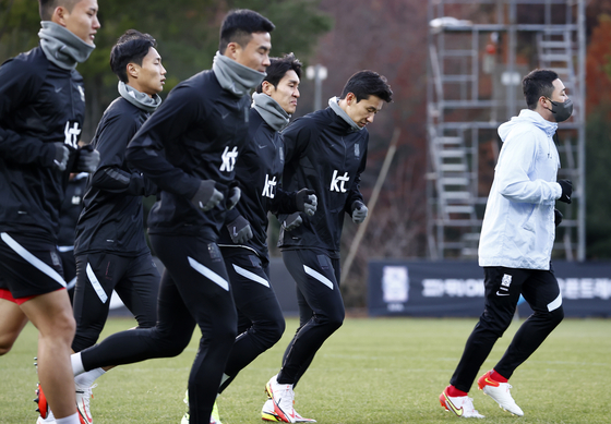 The Taeguk Warriors train at Paju National Training Center in Paju, Gyeonggi on Monday ahead of the FIFA World Cup Asian qualifier against the United Arab Emirates scheduled on Thursday. [YONHAP]
