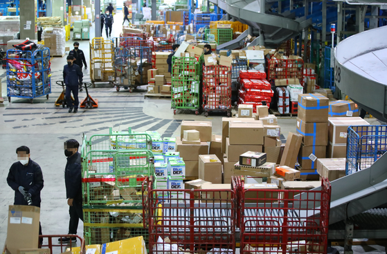 Employees of Incheon Regional Customs separate packages at a logistics center in Incheon on Tuesday. The Korea Customs Service said Monday that it is increasing inspections on overseas packages until the end of the year. The number of packages arriving from overseas are expected to surge during major global retail discount events including China’s Singles Day and Black Friday. [YONHAP]