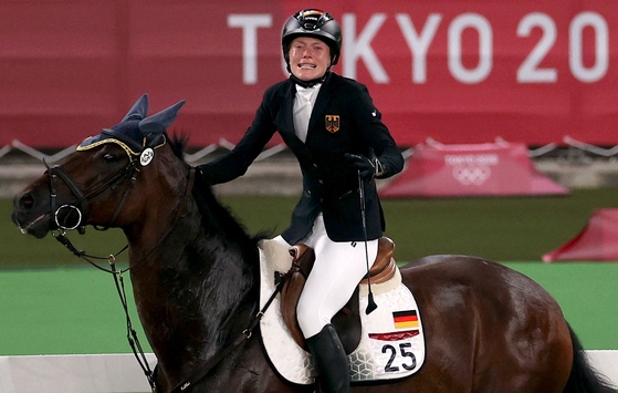 Annika Schleu of Germany reacts before being eliminated in the women's modern pentathlon at the 2020 Tokyo Olympics in Tokyo on Aug. 6. [REUTERS/YONHAP]