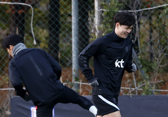 Suwon Samsung Bluewings forward Kim Gun-hee trains at Paju National Training Center in Paju, Gyeonggi on Monday ahead of the FIFA World Cup Asian qualifiers against the United Arab Emirates scheduled on Thursday. [YONHAP]