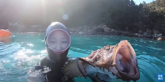 Jin So-hee, 29, is one of the youngest professional female divers in Korea who also runs a YouTube channel about her life as a diver on Geojae Island, South Gyeongsang. [HA TAE-MIN]