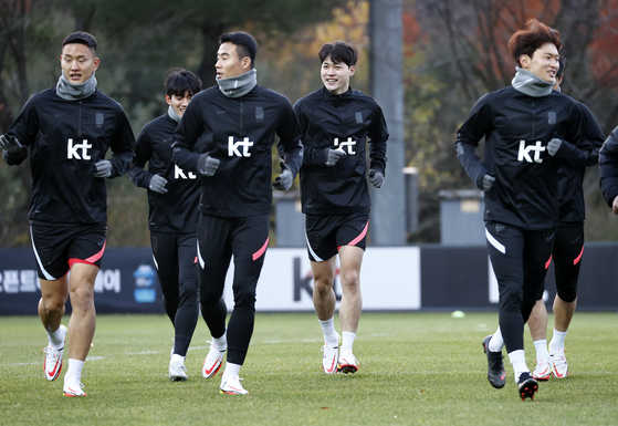 The Taeguk Warriors train at Paju National Training Center in Paju, Gyeonggi on Monday ahead of the FIFA World Cup Asian qualifiers against the United Arab Emirates scheduled on Thursday. [YONHAP]