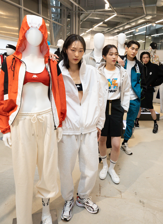 Models wearing the 2022 spring collection from Kappa and K-way pose at Prain Villa in Gangnam, southern Seoul, on Tuesday. Lotte GFR in September announced that it has secured the exclusive business rights to sell Italian brand Kappa until 2028. The fashion arm of Lotte also secured K-way’s local license from Italian owner BasicNet earlier this year. [NEWS1] 