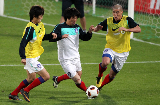 Cho Yong-hyung, center, trains with national team compatriots Lee Chung-yong, left and Cha Du-ri, right at Al-Janoub Stadium in Qatar on Jan. 12, 2011 ahead of the 2011 Qatar Asian Cup. [JOONGANG ILBO]