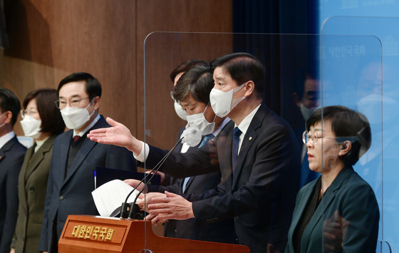 A group of ruling Democratic Party local office leaders holds a press conference at the National Assembly in Yeouido, western Seoul, calling for more universal Covid-19 relief grants. [JOINT PRESS CORPS] 