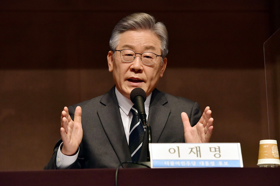Ruling party presidential candidate Lee Jae-myung speaks during a forum organized by the Kwanhun Club, an association of senior journalists, at the Korea Press Center in central Seoul on Wednesday. [NEWS1]