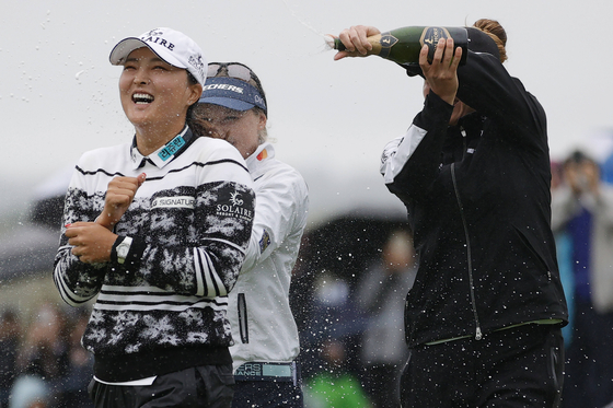 Ko Jin-young celebrates winning the Cognizant Founders Cup with Gabby Lopez of Mexico, right, and Brooke M. Henderson of Canada, left, after the final round of the Cognizant Founders Cup at Mountain Ridge Country Club on Oct.10 in West Caldwell, New Jersey.  [AFP/YONHAP]