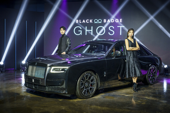 Rolls-Royce Motor Cars introduced the Black Badge version of the Ghost in Korea on Wednesday. Korea was the first country in which the model was rolled out in the Asia-Pacific region after it was globally premiered last month. Black Badge is targeted at younger customers, with an upgraded engine and darkened aesthetics. The model's price starts at $555 million won ($470,000). [WELLCOM]