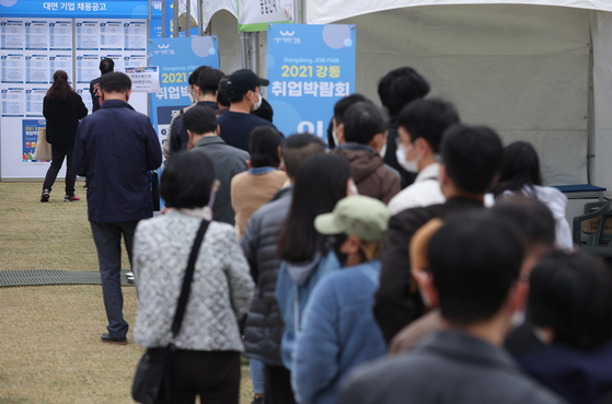 Job seekers line up in front of the Gangdon District Office on Nov. 4 to attend a job fair. The district office limited the number of attendees to under 100 to comply with social distancing regulations. The job market continues to improve and the eased measures are expected to further increase the number of jobs inNovember. [YONHAP] 