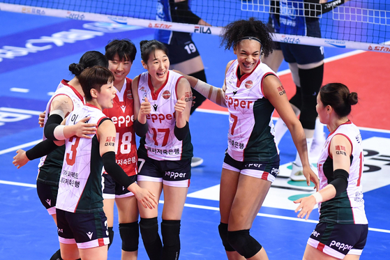 The Pepper Savings Bank AI Peppers celebrate after beating the Industrial Bank of Korea Altos 3-1 at Hwaseong Indoor Stadium in Hwaseong, Gyeonggi on Tuesday. The historic win was the first ever for the new club, which was founded this year by Pepper Savings Bank. Before Tuesday, the Pepper Peppers had dropped their first five games of the season -- 3-1 to Korea Ginseng Corporation, 2-0 to both GS Caltex Seoul Kixx and Korea Expressway Corporation Hi-pass, 3-1 to the Incheon Heungkuk Life Pink Spiders and 3-2 to Hyundai Engineering & Construction Hillstate. [YONHAP]