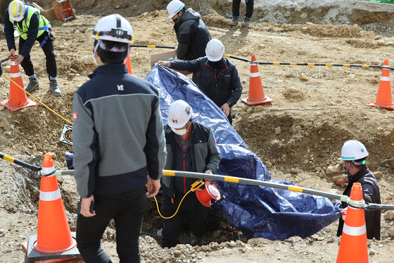 KT staffs work on restoring optical cables that were mistakenly cut at a construction site in Yeongdeungpo District, western Seoul, on Thursday. [YONHAP]