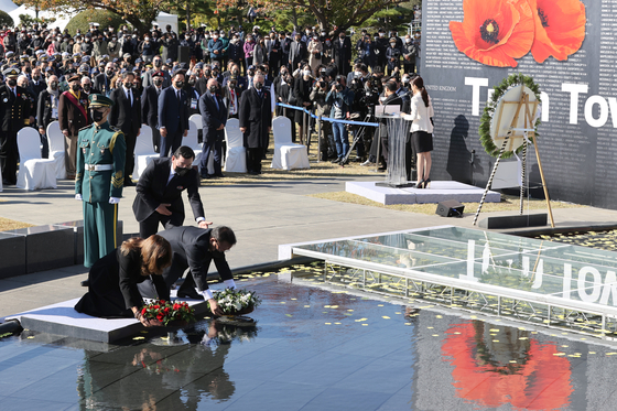 At the UN Memorial Park in Busan on Thursday, Korean Prime Minister Kim Boo-kyum and Colombian Vice President Marta Lucia Ramirez lay flower bouquets for UN soldiers who had fallen during the 1950-53 Korean War. [YONHAP]