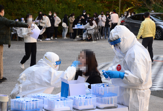A high school student in Ulsan gets tested for Covid-19 on Thursday. Officials ordered all 507 students and 82 faculty and staff at the high school to get a Covid-19 test after a high school senior tested positive the same day. [YONHAP]