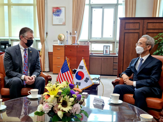 Assistant Secretary of State for East Asian and Pacific Affairs Daniel Kritenbrink, left, meets with Deputy Foreign Minister for Political Affairs Yeo Seung-bae to discuss Korean Peninsula issues, the supply chain crisis and Covid-19 response at the ministry headquarters in Seoul on Thursday. [U.S. EMBASSY SEOUL]