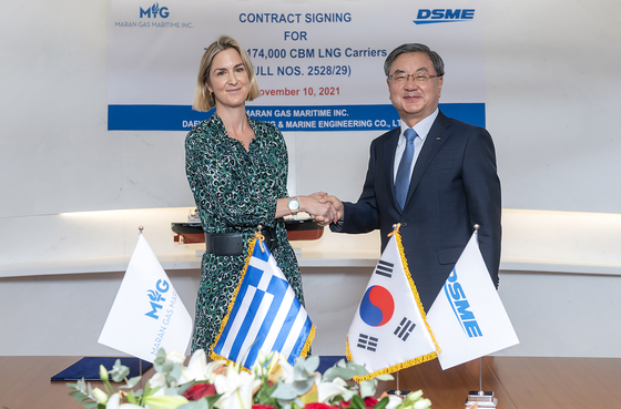 Daewoo Shipbuilding & Marine Engineering (DSME) CEO Lee Sung-geun, right, poses with Angelicoussis Group CEO Maria Angelicoussis to celebrate signing a shipbuilding deal on Wednesday. In the 486.7 billion won ($411.4 million) deal, DSME will construct two liquefied natural gas carriers for the group's gas shipping unit Maran Gas Maritime by November 2024. [YONHAP] 