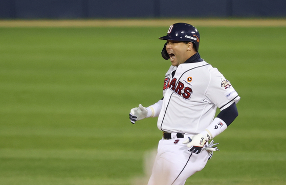 Jose Fernandez of the Doosan Bears runs the bases after hitting a two-run double against the Samsung Lions in the second round of the 2021 KBO playoffs at Jamsil Baseball Stadium in southern Seoul on Wednesday. [YONHAP]