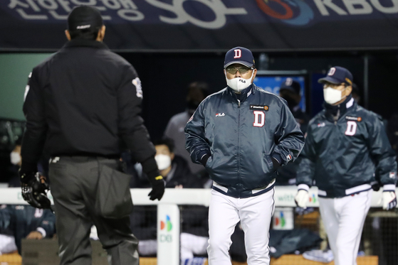 Doosan Bears manager Kim Tae-hyoung, center, protests against a call during a playoff game against the Samsung Lions at Jamsil Baseball Stadium in southern Seoul on Wednesday. [NEWS1]