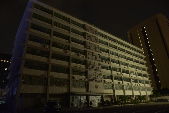 File photo of the U.S. Embassy in central Seoul on Aug. 21. All lights in the building were turned off to participate in a national lights-out campaign to conserve energy. [FACEBOOK ACCOUNT OF U.S. EMBASSY SEOUL]