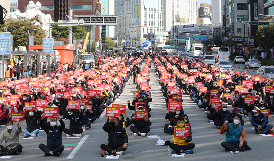  Members of the militant Korean Confederation of Trade Unions (KCTU) stage a general strike in Cheonan City, South Chungcheong, October 20. [KIM SANG-SEON]