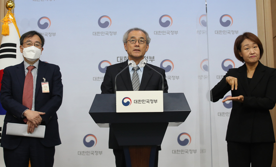 Park Byung-joo, vice president of the National Academy of Medicine of Korea, speaks at a press conference after the launch of a new 22-member civilian Covid-19 vaccine safety committee, which he chairs, Friday at the government complex in central Seoul. [NEWS1] 