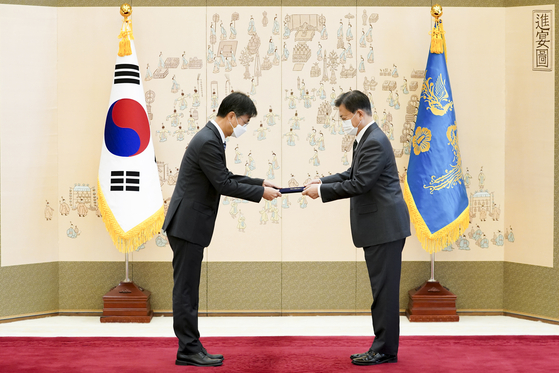 President Moon Jae-in presents a letter of appointment to Choe Jae-hae, the new head of the Board of Audit and Inspection (BAI), in a ceremony at the Blue House Friday. [NEWS1]
