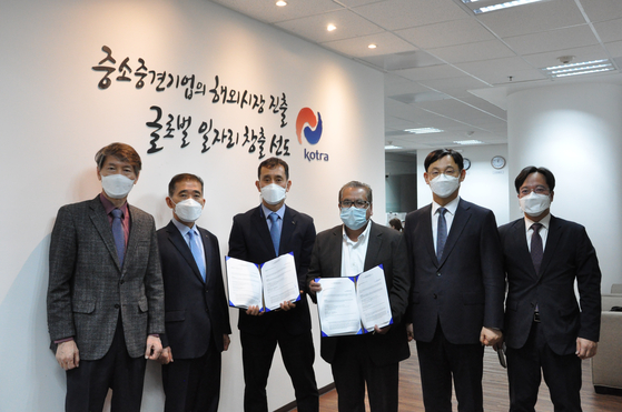 Head of Posco International's Mexico office Jo Yong-sob, third from left, pose for a photo with Zar Kruse Sales Manager Victor Garcia after signing a deal to supply 100,000 liters of diesel exhaust fluid on Nov. 11. [POSCO INTERNATIONAL]