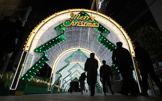 Christmas-themed walkway is lit up in front of Lotte Department Store’s main branch in central Seoul on Friday. [YONHAP]
