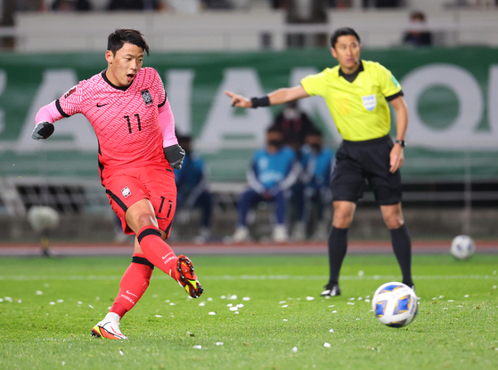 Hwang Hee-chan, left, tries a penalty shot at a 2022 FIFA World Cup qualifier match between Korea and United Arab Emirates on Thursday, scoring Korea's first goal at Goyang Stadium in Goyang, Gyeonggi. [YONHAP]