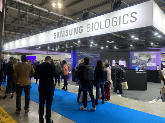 Visitors are crowded in front of Samsung Biologics’ booth at the Convention on Pharmaceutical Ingredients (CPhI) Worldwide 2021, held in Milan, Italy, on Tuesday. [SARAH CHEA]  