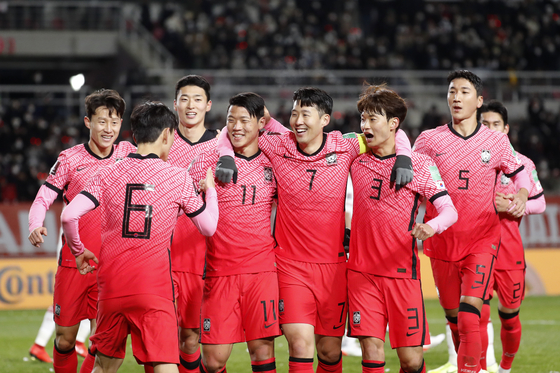Taeguk Warriors celebrate at a 2022 FIFA World Cup qualifier match between Korea and United Arab Emirates on Thursday after scoring Korea's first goal at Goyang Stadium in Goyang, Gyeonggi. [YONHAP]