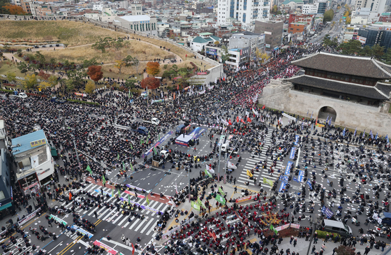 Approximately 20,000 members of the Korean Confederation of Trade Unions gather for a rally near Dongdaemun market on Saturday. [YONHAP]
