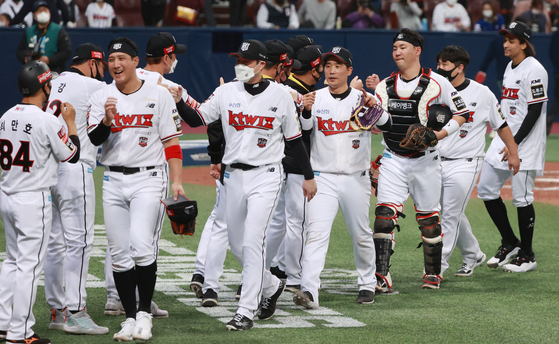 KT Wiz players celebrate in Gocheok Sky Dome in western Seoul on Sunday as they defeated the Doosan Bears 4-2 to open the Korean Series. [YONHAP]