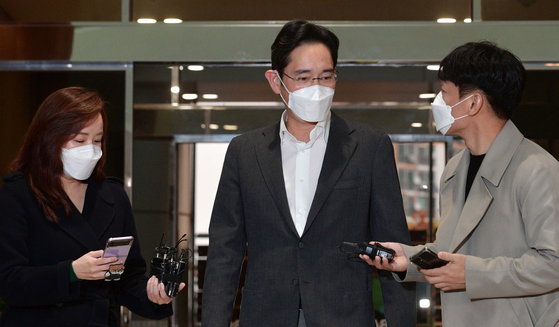 Samsung Electronics' vice chairman Lee Jae-yong takes questions from the local press at the Seoul Gimpo Business Aviation Center in western Seoul on Sunday morning, before flying to Canada. [JOINT PRESS CORPS]