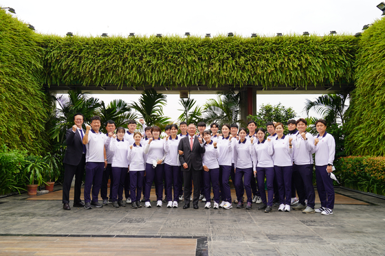 Euisun Chung, chairman of Hyundai Motor Group, center, poses for a photo with the Korean National Archery team ahead of the 2021 Asian Archery Championships in Dhaka, Bangladesh, on Friday. Chung was chosen as the president of World Archery Asia (WAA) for the fifth consecutive time on Nov. 12, the carmaker said on Sunday. [HYUNDAI MOTOR GROUP]