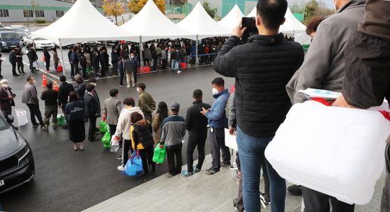People are waiting in a long queue Tuesday to buy diesel exhaust fluid (DEF) amid a critical shortage from China’s export restrictions. [YONHAP]