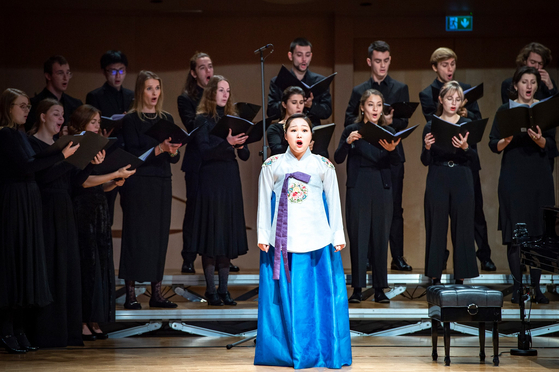 A Korean student and a choir of Estonian students perform at the Estonian Academy of Music and Theatre in Tallinn on Oct. 20. [ESTONIAN EMBASSY SEOUL]