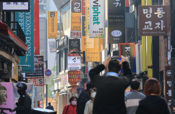 Restaurant banners in Myeong-dong, Seoul, on Monday. While the government eased social distancing regulations, lifting restrictions on business hours and allowing 10 people to gather, since this month, some businesses have yet to benefit. [YONHAP]