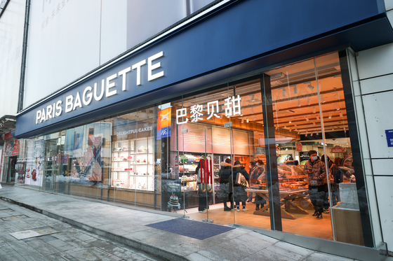 A Paris Baguette store opens in Shenyang, China, on Monday. The store is the first from the bakery chain to open in the city. [YONHAP] 