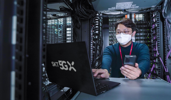 A worker at SK Telecom checks the new 5G core networks on Monday. SK Telecom said it has started developing the equipment required for 5G core networks entirely built in the cloud with an aim of commercializing the network architecture by early 2022. [SK TELECOM]