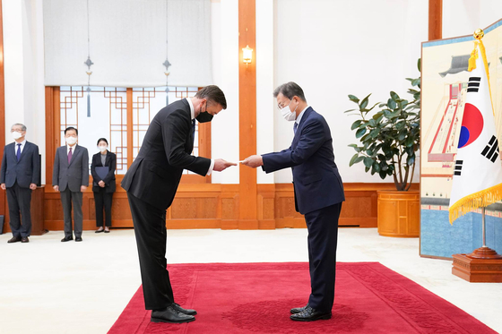 Estonian Ambassador to Korea Sten Schwede, left, presents his credentials to President Moon Jae-in at the Blue House on Oct. 15. [JOINT PRESS CORPS]