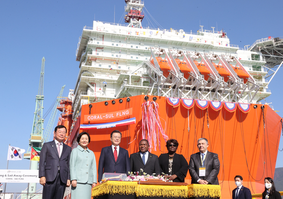 Korean President Moon Jae-in, center left, and Mozambique President Filipe Jacinto Nyusi, center right, take part in a christening ceremony for the Coral-Sul floating liquefied natural gas (FLNG) facility at the Samsung Heavy Industries shipyard in Geoje, South Gyeongsang, on Monday. [YONHAP] 