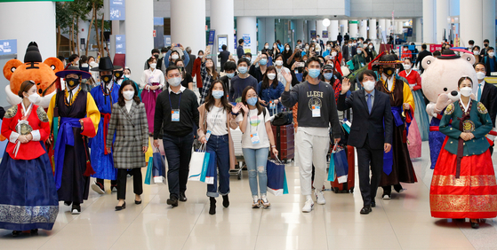 Tourists from Singapore enter Korea through Incheon International Airport on Monday. They are the first group of tourists from Singapore following a travel bubble agreement between Korea and the country. People vaccinated in Singapore who enter Korea are exempt from quarantine starting Monday if they prove they are fully vaccinated and submit a negative Covid-19 polymerase chain reaction test. The same applies for tourists flying from Korea. [NEWS1] 