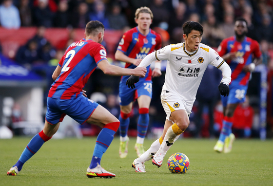Wolverhampton Wanderers' Hwang Hee-chan, right, in action with Crystal Palace's Joel Ward at Selhurst Park in London on Saturday. [REUTERS/YONHAP]
