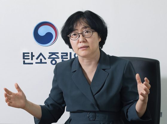  Yun Sun-jin, co-chair of the 2050 Carbon Neutrality Commission, speaks during an interview with the Korea JoongAng Daily on Sept. 30 at the commission's office in Jongno District, central Seoul. [PARK SANG-MOON]