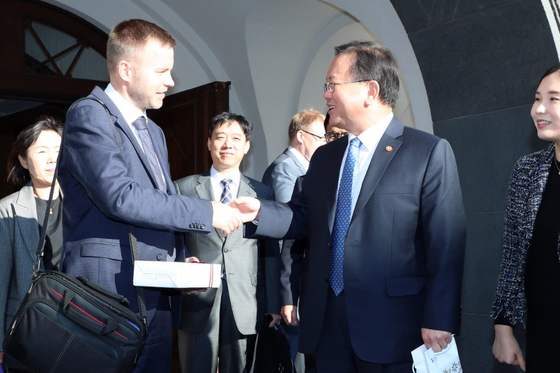 Then-Minister of the Interior and Safety Kim Boo-kyum, right, meets with Estonia’s Minister of Entrepreneurship and Information Technology Rene Tammist during his visit to Estonia on Oct. 15, 2018. [MINISTRY OF THE INTERIOR AND SAFETY]